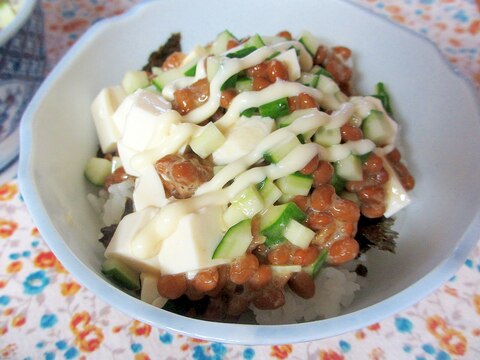 納豆、豆腐、キュウリのマヨ丼